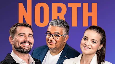 Kuvassa ovat All Points North -podcastin juontajat Ronan Browne, Zena Iovino and Egan Richardson Yle Newsistä. Tausta on violetin sävyinen ja podcastin nimi on tekstinä oranssilla.