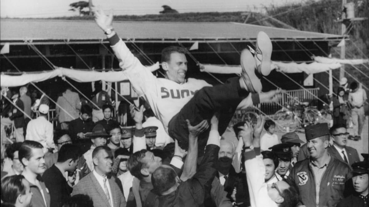 Pentti Linnosvuo juhlii Tokiossa vuoden 1964 olympiakultaa.