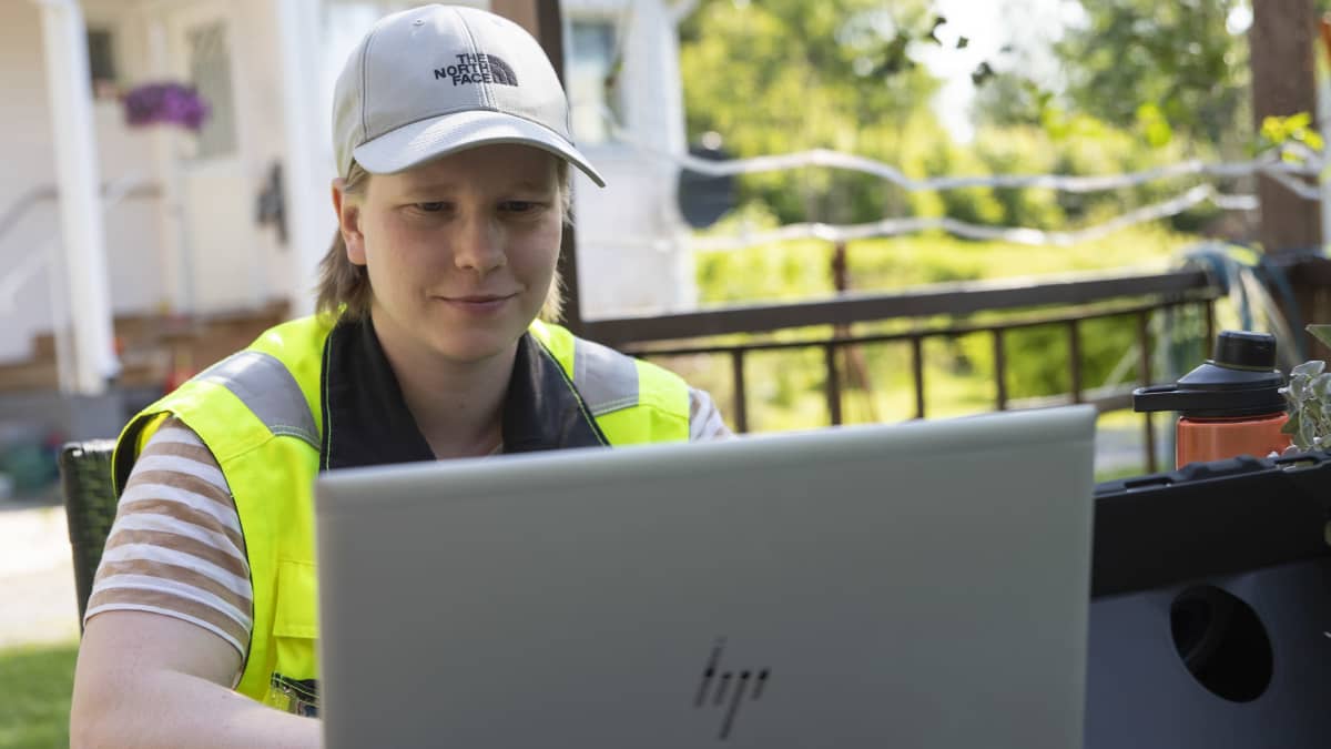 Insinööriopiskelija ja Siilinjärven kunnan projektityöntekijä Ella Lappi tietokoneen ääressä.