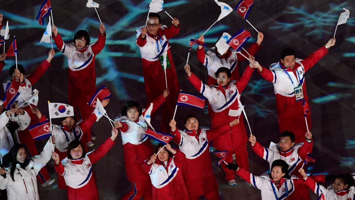 Pohjois-Korean urheilijoita Pyeongchangin talviolympialaisten avajaisissa.