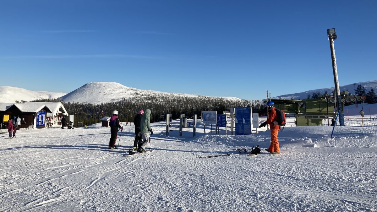 laskettelijoita Ylläksellä helmikuussa 2021