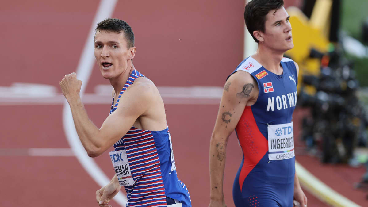 Jake Wightman (vas.) otti yllätysmestaruuden Jakob Ingebrigtsenin (oik.) nenän edestä.