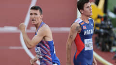 Jake Wightman (vas.) otti yllätysmestaruuden Jakob Ingebrigtsenin (oik.) nenän edestä.