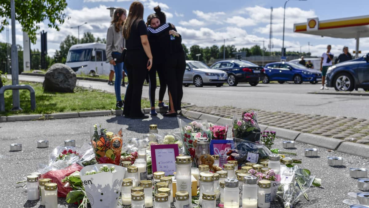 12-vuotias menehtyi harhalaukaukseen kesällä 2020 Botkyrkassa, Tukholman eteläpuolella. Yksi neljästä epäillystä on paennut Turkkiin.