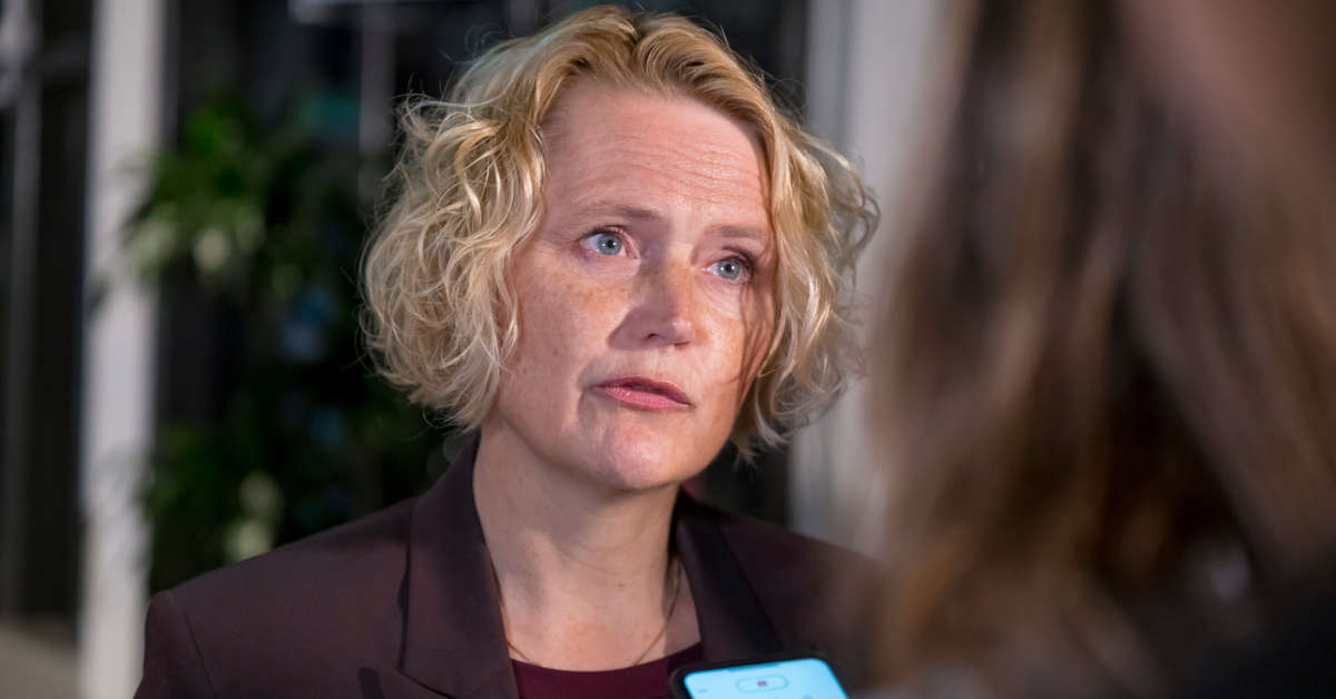 Hot och hat får svensk partiledare att avgå | Utrikes | Svenska Yle