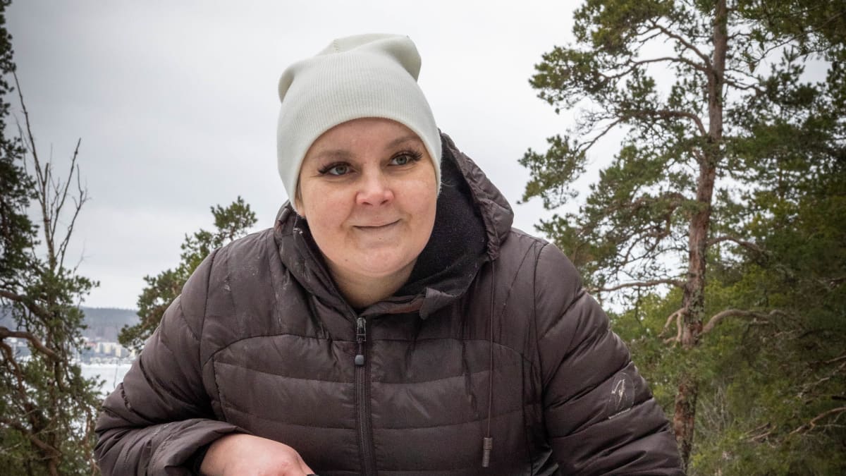 Laura Mäkelä-Keurulainen ulkoiluttaa Reino koiraansa