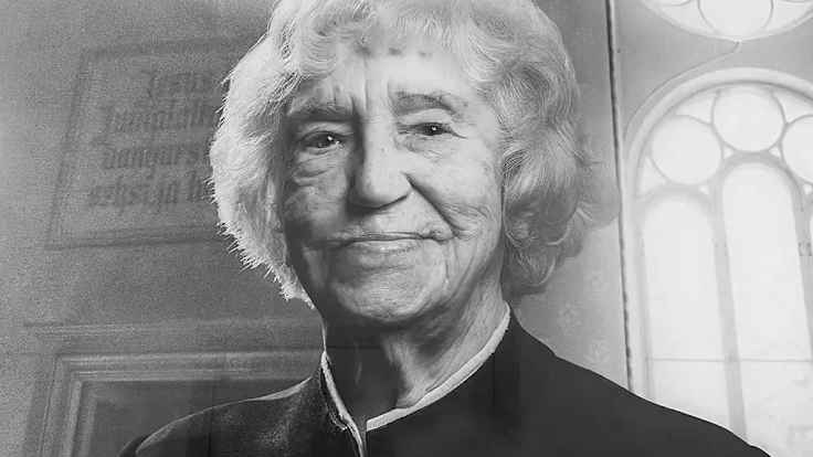 A black and white closeup photo of Gunnel Stenbäck.