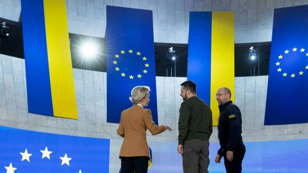 Ukrainan presidentti Volodymyr Zelensky, Euroopan komission puheenjohtaja Ursula von der Leyen ja Ukrainan pääministeri Denys Shmyhal