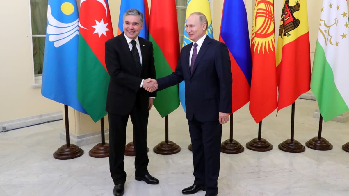 Turkmenistanin ja Venäjän presidentit kättelevät.