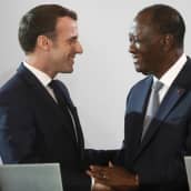 Norsunluurannikon presidentti Alassane Ouattara ja Ranskan presidentti Emmanuel Macron pitivät yhteisen lehdistötilaisuuden Abidjanissa.