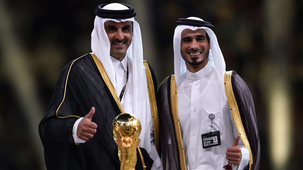 Qatarin emiiri, sheikki Tamim bin Hamad al-Thani ja shekki Jassim bin Hamad al-Thani poseeraavat MM-pokaalin kanssa joulukuussa 2022.