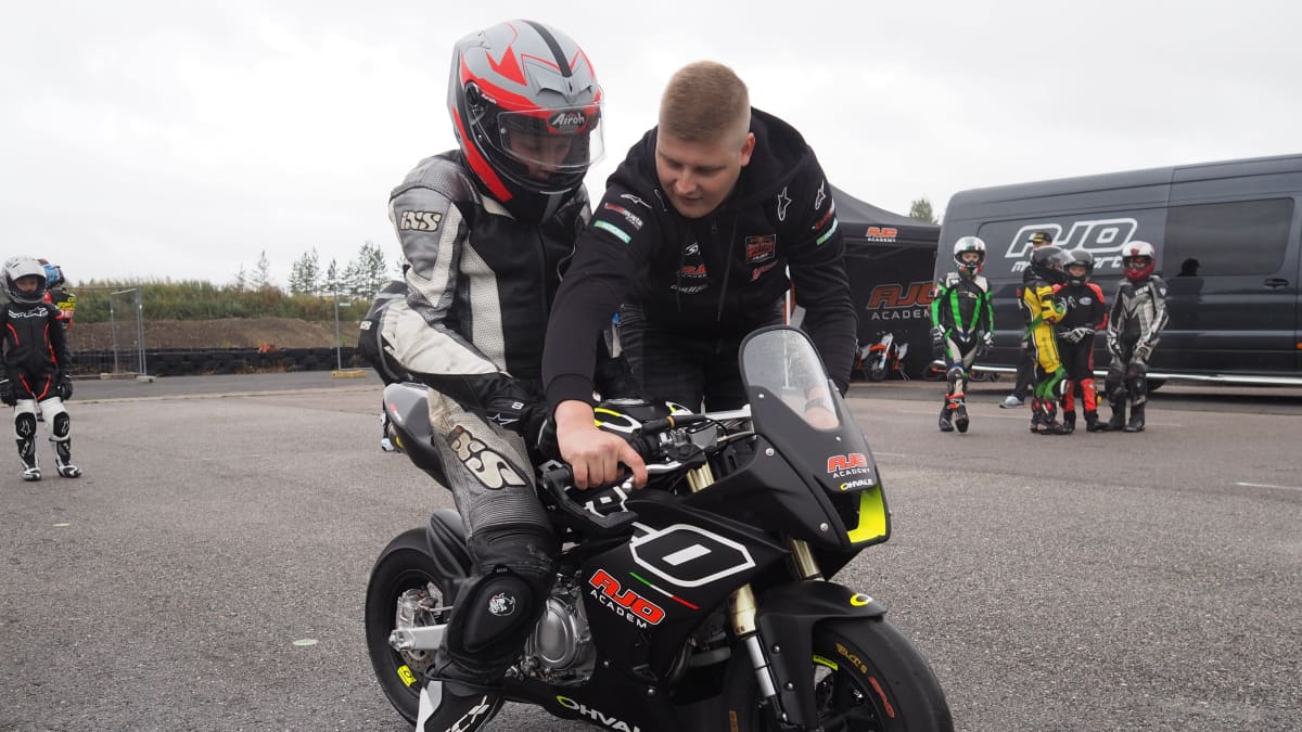 Niklas Ajo opastaa nuorta kuljettajaa. 