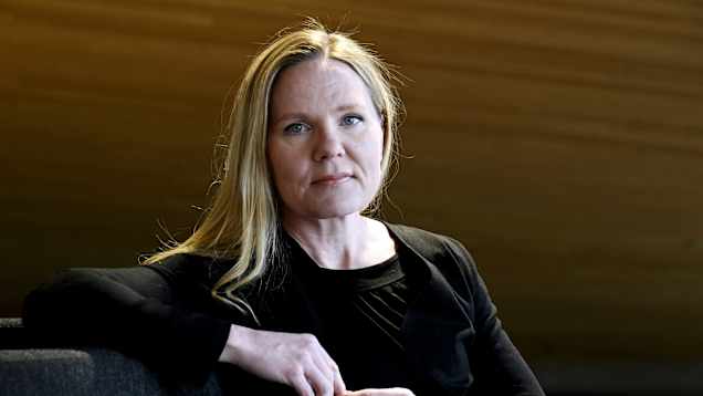 Henkilökuva Elina Pekkarisesta.