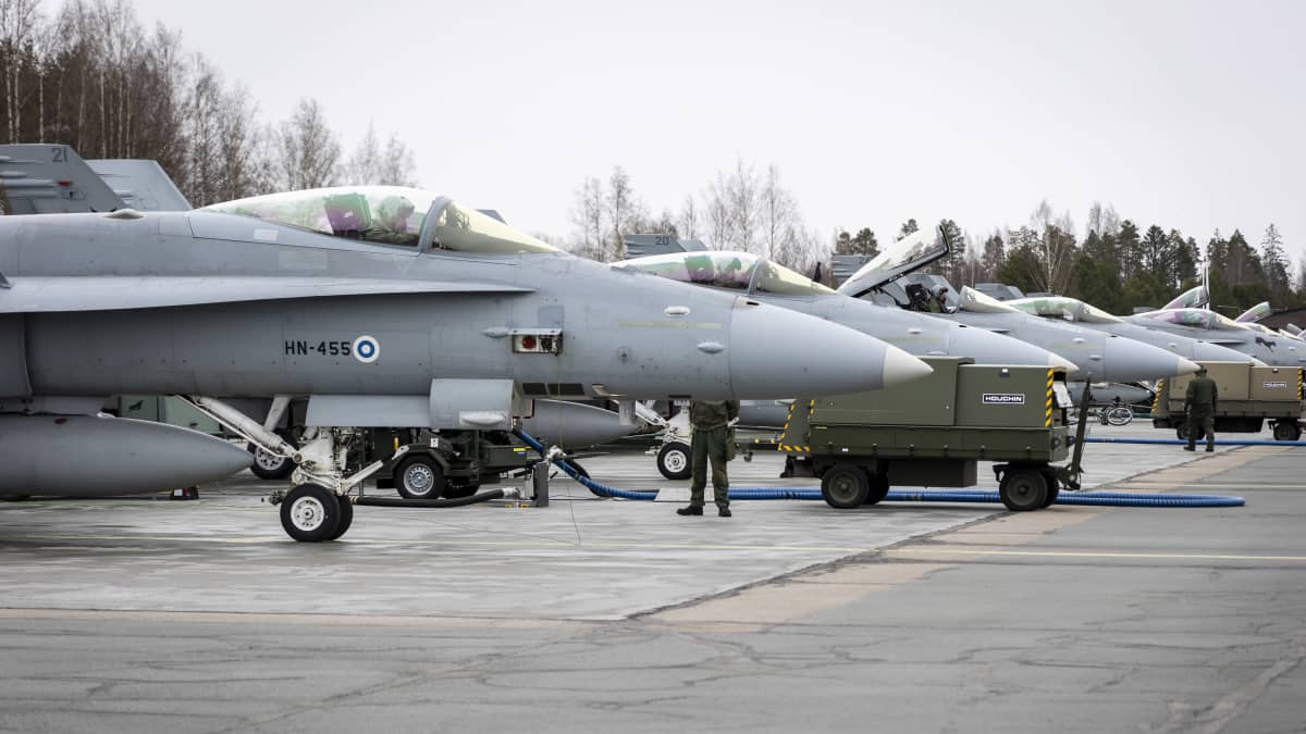 Suomen ilmavoimien Hornet kone laskeutuneena Rissalan lentokentällä Siilinjärvellä.