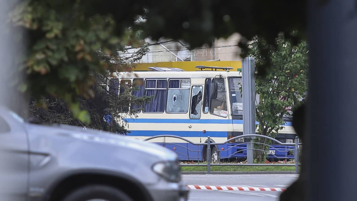 Kaapattu linja-auto ukrainalaisessa Lutskin kaupungissa.