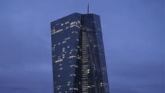 yleiskuva - EKP:n pääkonttori heijastuu Main-joen pinnalta Frankfurtissa. Iltakuva.