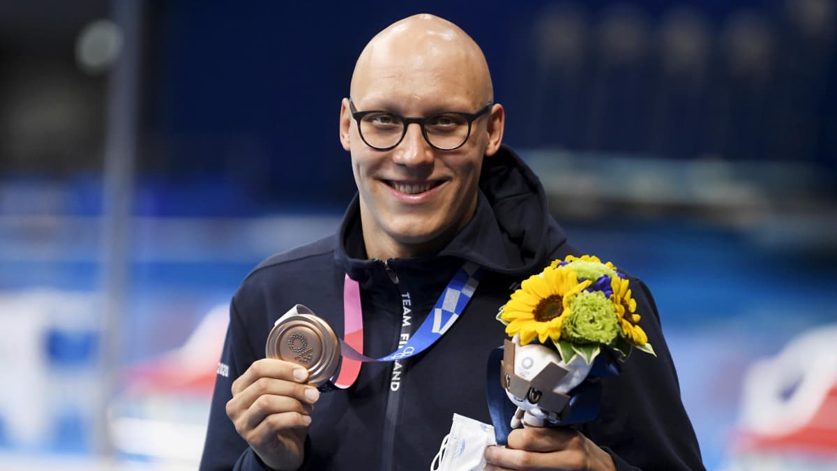 Matti Mattsson visar sin bronsmedalj för kameran.