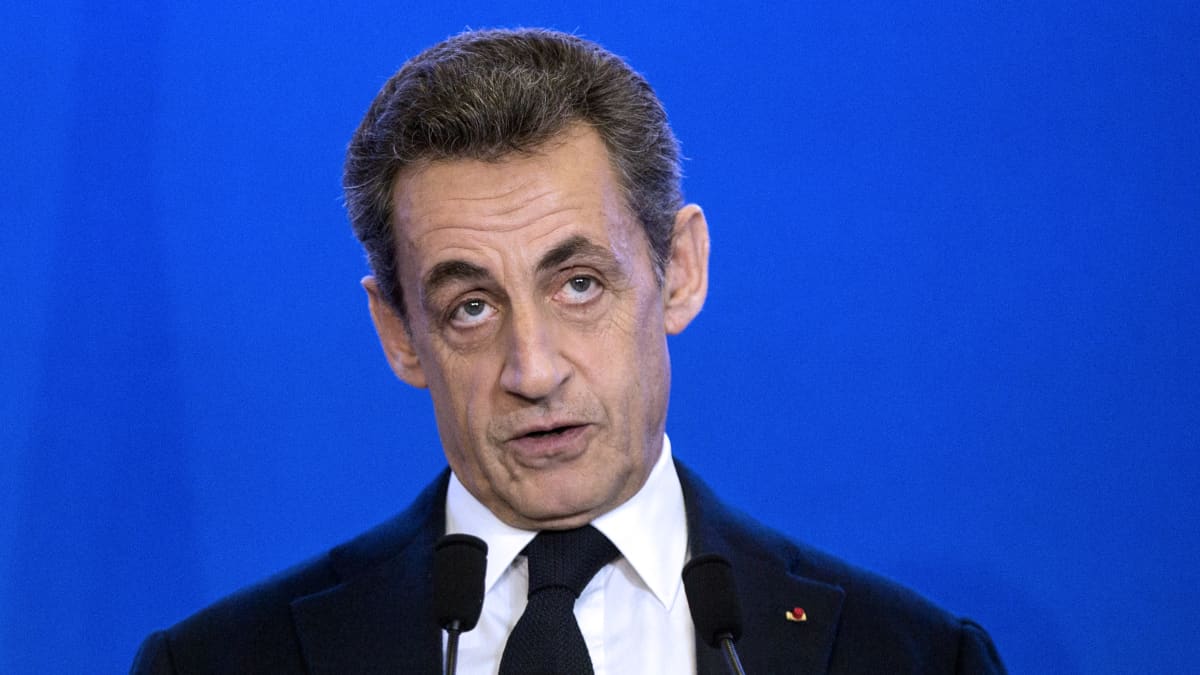 Ranskan entinen presidentti Nikolas Sarkozy katsoo kulmiensa alta yläviistoon.