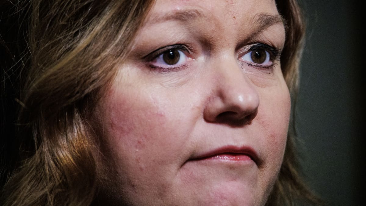 Perhe- ja peruspalveluministeri Krista Kiuru eduskunnan käytävällä.