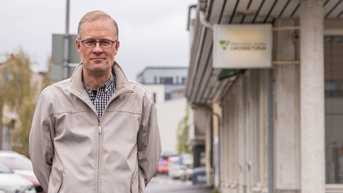 Liikenneturvan yhteyspäällikkö Petri Niska poseeraa Rovaniemen Liikenneturvan konttorin edessä.