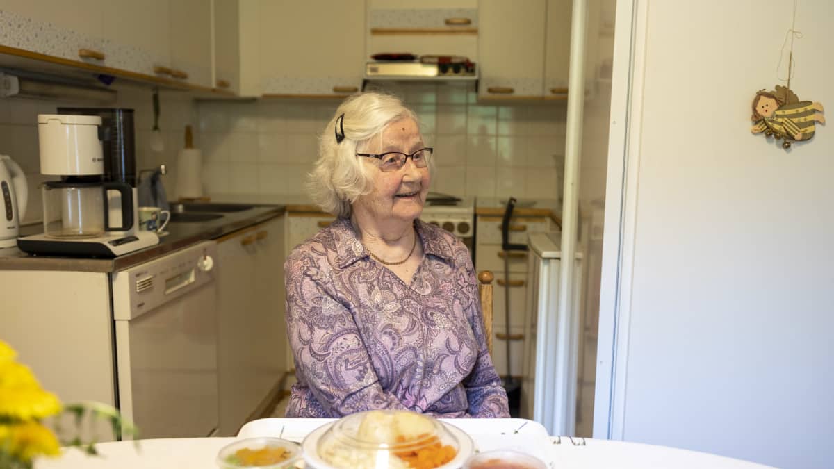 Rautalammella asuva eläkeläinen Anja Ahonen kotonaan kotiin toimitetun aterian äärellä.