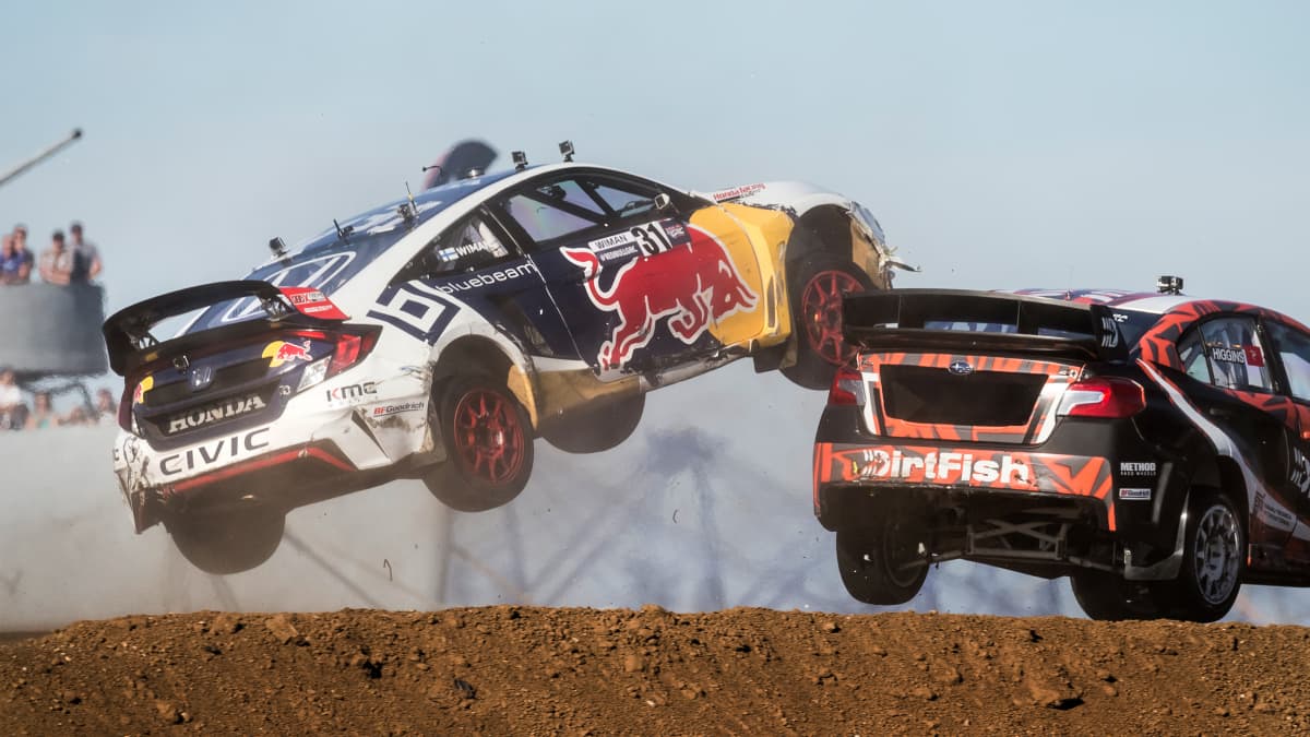 Joni Wimans bil flyger i luften i ett rallycrosslopp.