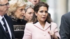 Kvinna iklädd rosa ser in i kameran. Hon omges av två kvinnor och en man. Kvinnan är jordaniens prinsessa Haya bint Al Hussein.