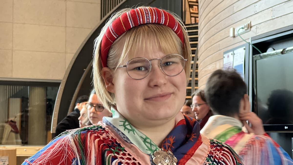 Potretti Anni-Sofia Niittyvuopiosta saamenpuvussa.