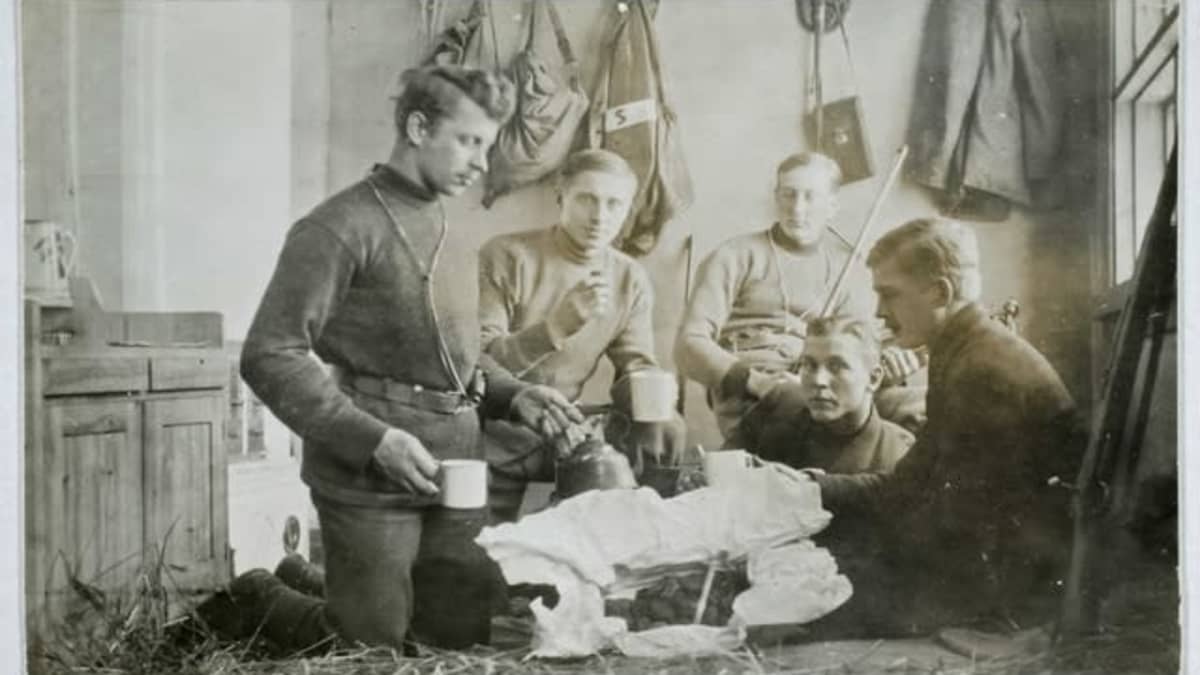 Ikaalilaisia suojeluskuntalaisia vartiotehtävissä v. 1918.
