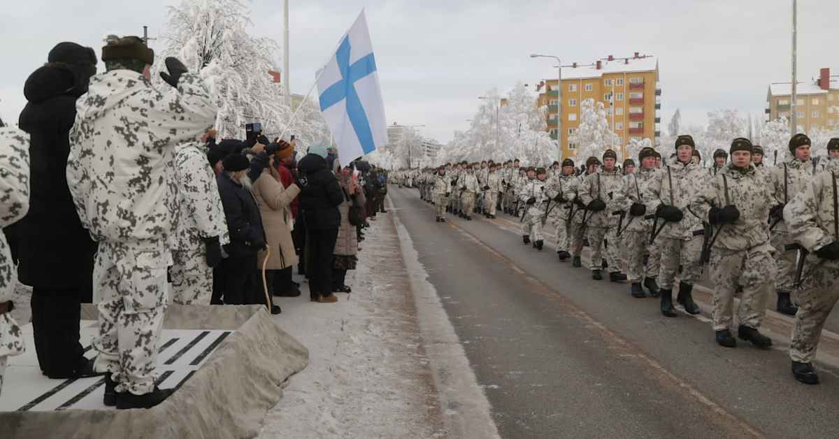 Yli tuhat alokasta vannoi sotilasvalan Oulun hyytävässä pakkassäässä: ”Ylpeä olo itsestäni”, sanoo tuore jääkäri
