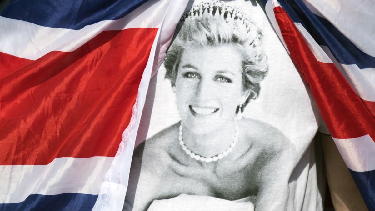 Britannian lipun kehystämä valokuva Dianasta.