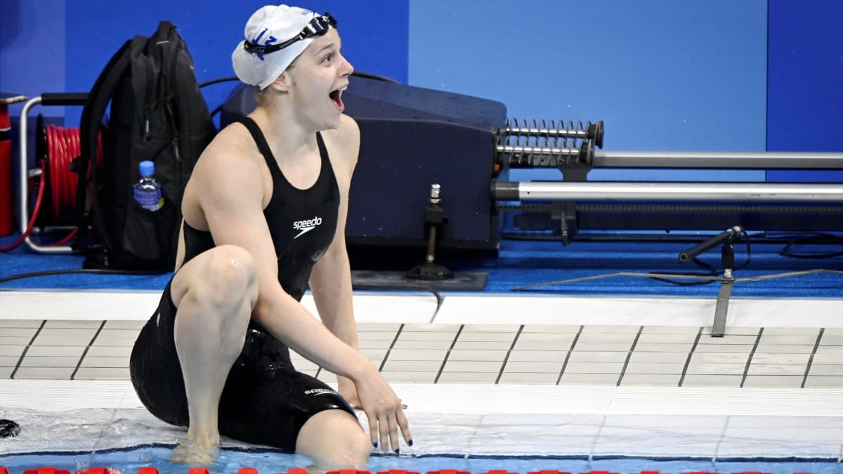 Ida Hulkko riemuitsee uituaan Suomen ennätyksen 100 metrin rintauinnin alkuerässä Tokion olympialaisissa.