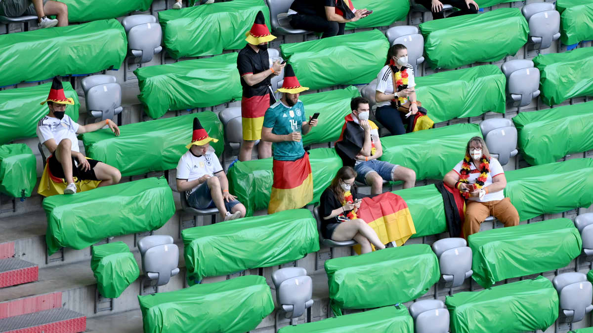 Saksalaisfaneja Münchenissä seuraamassa Portugalin ja Saksan peliä. Münchenissä  katsomoon on päästetty viidesosa katsomokapasiteetista eli noin 14 000 katsojaa.