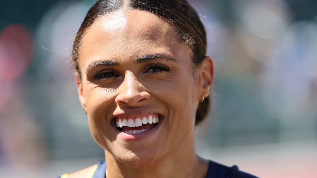 Sydney McLaughlin hymyilee kisan jälkeen.