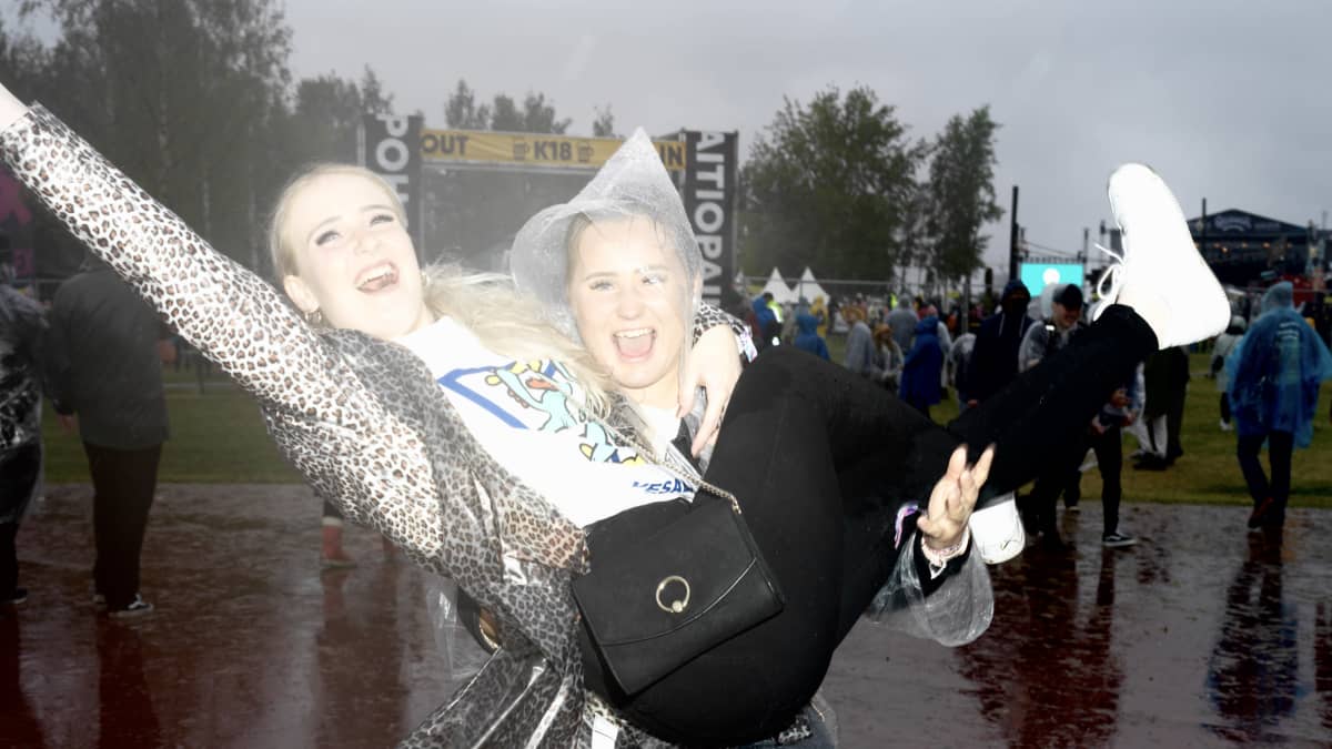 Pohjois-Suomen suurin festivaali käynnistyi vesisateessa, mutta vieraiden  hymy ei hyydy: 