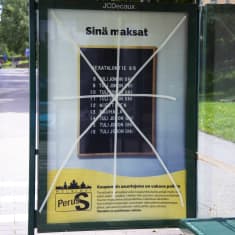 Perussuomalaisten vaalimainoksen päälle on vedetty teipit Helsingin Viipurinkadulla.