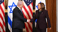 Israels premiärminister Benjamin Netanyahu skakar hand med USA:s vicepresident Kamala Harris. Amerikanska och israeliska flaggor syns i bakgrunden.
