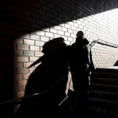 Ukrainalainen Daria puhelin kädessä ulkona. Darian on muutettu hänen turvallisuutensa suojelemiseksi.