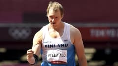 Lassi Etelätalo tuulettaa Tokion olympialaisten keihäskarsinnassa karsintarajan ylittänyttä ensimmäistä heittoaan