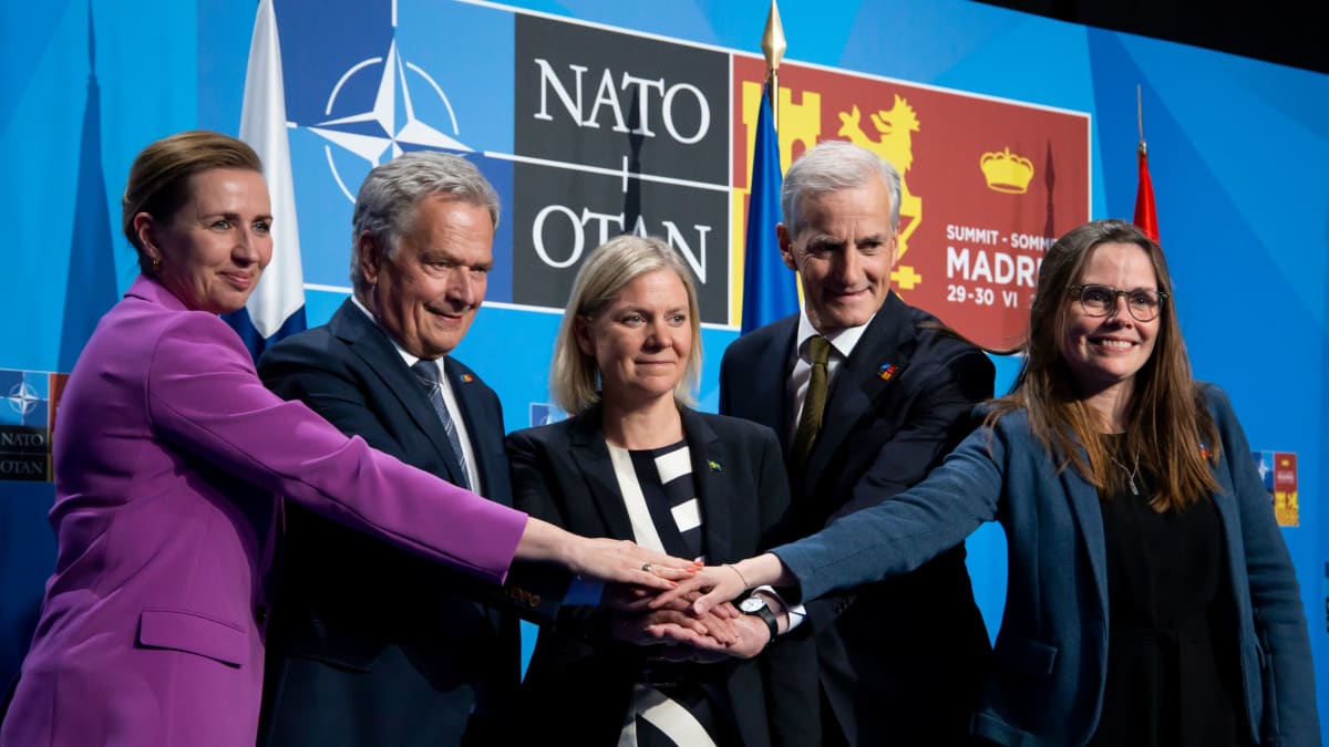 Pohjoismainen poseeraus. Tanskan, Suomen, Ruotsin, Norjan ja Islannin johtajat osallistuivat Naton huippukokoukseen Madridissa.