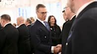 Alexander Stubb ja  Suzanne Innes-Stubb tervehtivät palkittuja isiä Presidentinlinnassa.