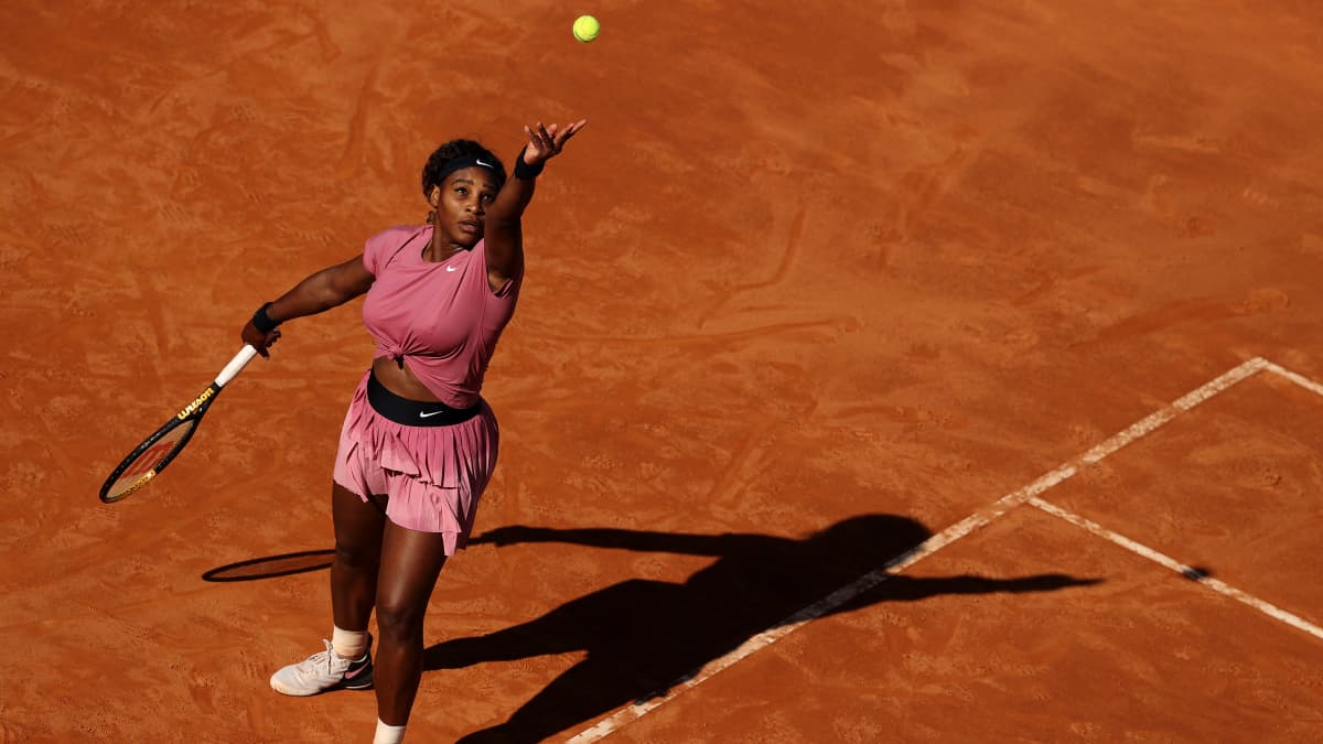 Serena Williams syöttää massakentällä.