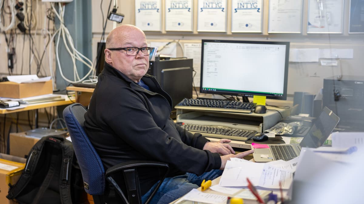 TH-Autolaite, toimitusjohtaja Esa Niinivaara istuu työpöytänsä äärellä