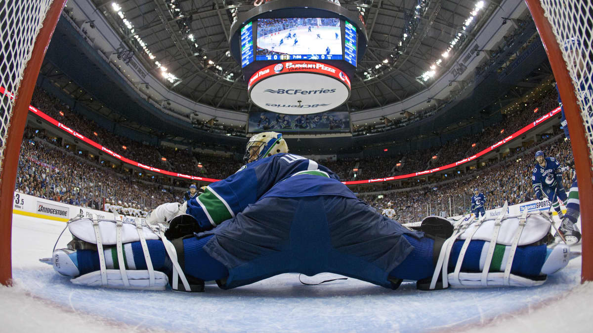 Vancouver Canucksin maalivahti Roberto Luongo torjuu kevään 2011 Stanley Cup -finaaleissa maalillaan.