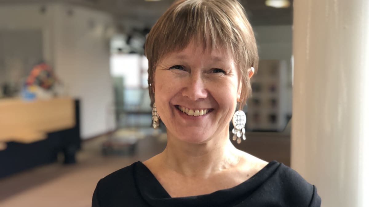 Saamelaismuseo Siidan vs. museojohtaja Eija Ojanlatva katsoo kameraan ja hymyilee leveästi.