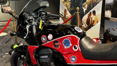 Punainen moottoripyörä elokuvateatterin aulassa.