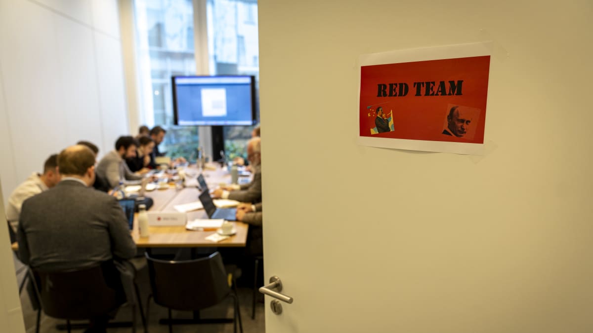 Euroopan Hybridiuhkien torjuntakeskuksen Brysselissä järjestetyn harjoituksen punaisen joukkueen tilannehuone. Harjoituksessa torjuttiin disinformaatiota, jota punainen joukkue käytti aseenaan.