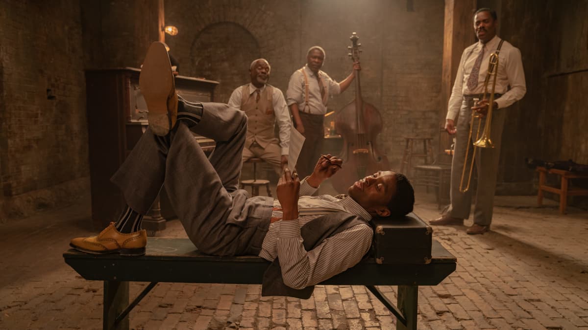 Näyttelijä Chadwick Boseman ja blues-muusikoita elokuvassa Ma Rainey's Black Bottom
