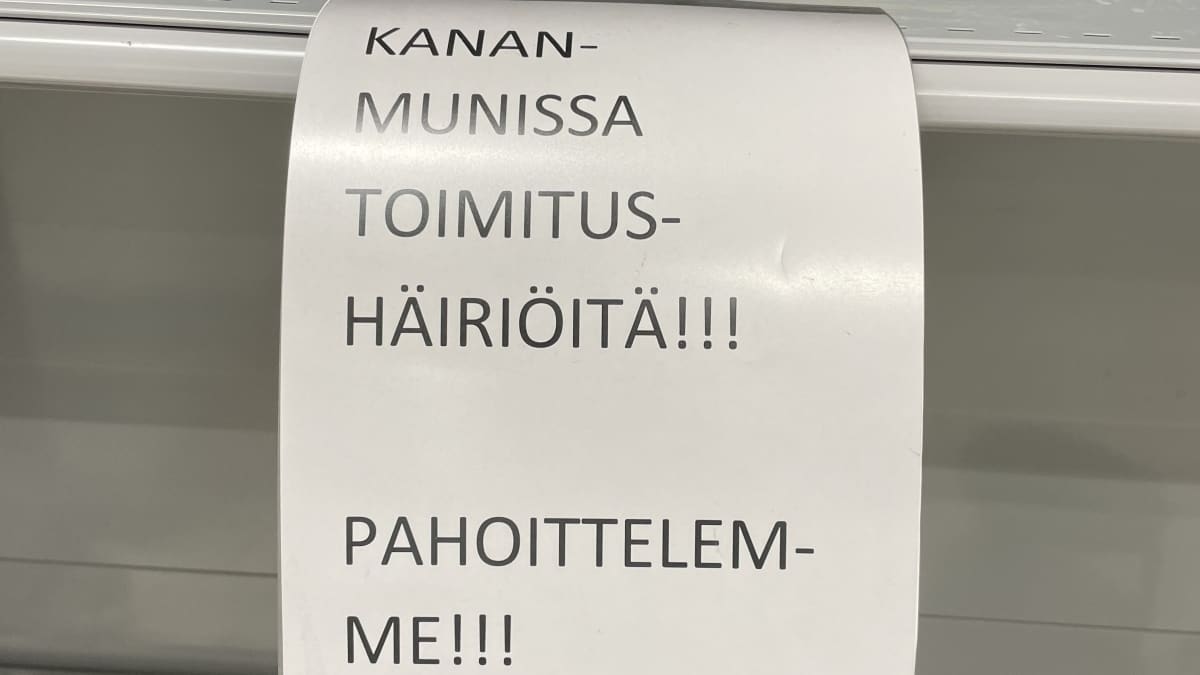 Kaupan hylly ammottaa tyhjyyttään ja keskellä on lappu, joss lukee, että kananmunissa on toimitushäiriöitä.