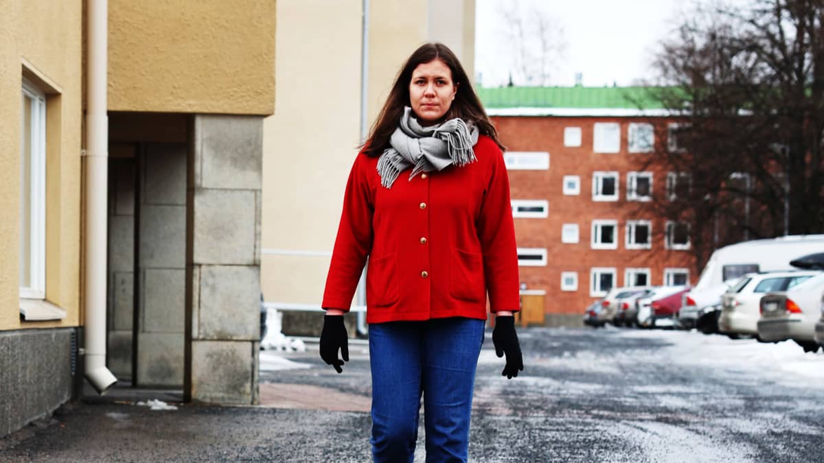 Lentopalloilija Ronja Heikkiniemi kerrostalon sisäpihalla.